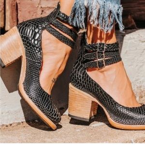 Black snakeskin randis.